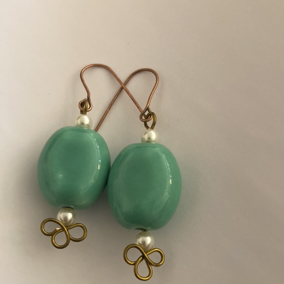 Earrings: Ceramic & faux pearl with antique brass - Picture 2 of 16